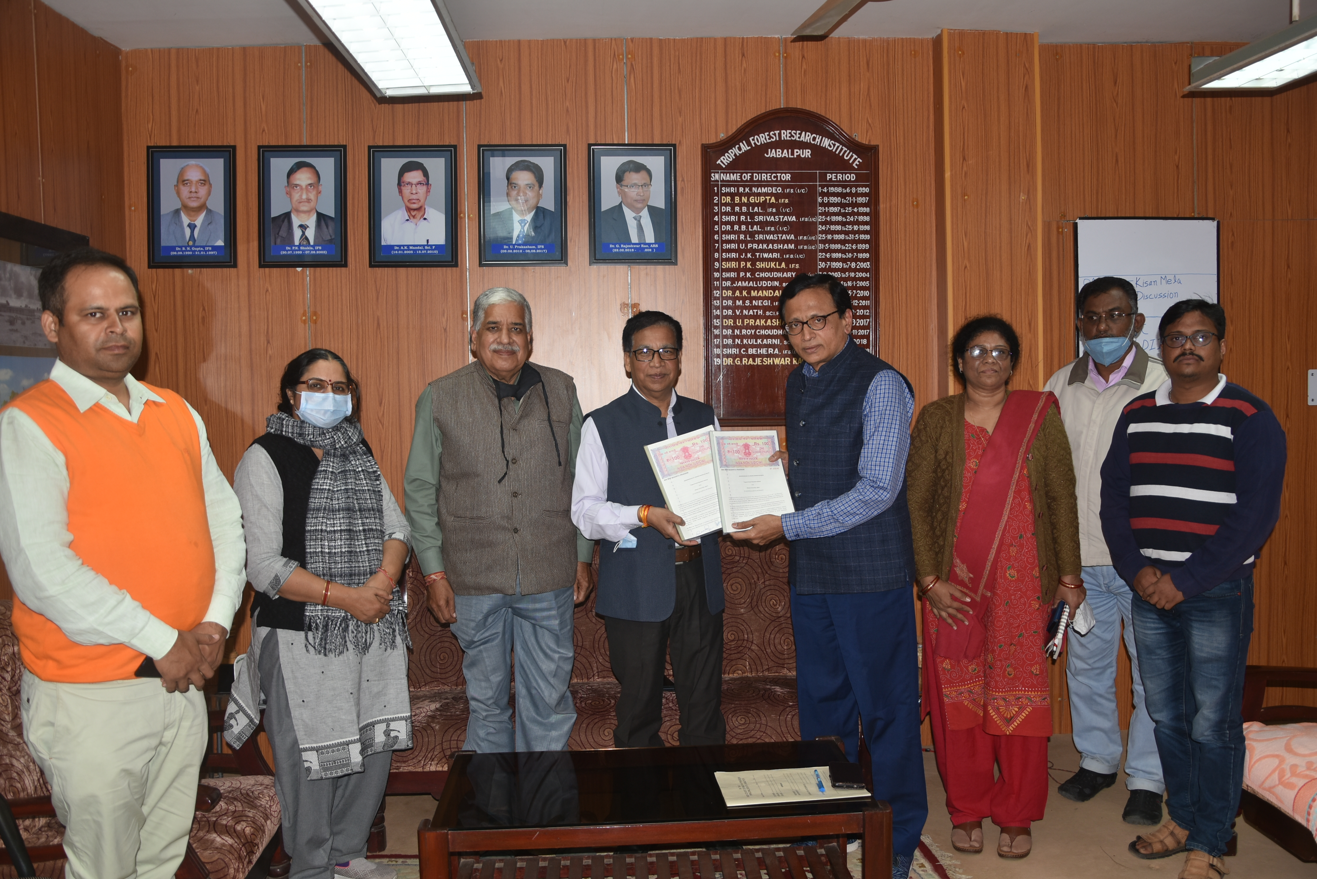 Tropical Forest Research Institute, Jabalpur and Vikram University, Ujjain (M.P.) entered into MoU for mutual collaboration in the area of research, development and visits 